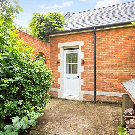 The Annexe - Beautiful Apartment With Garden Close To Heathrow And Windsor Staines-upon-Thames Zewnętrze zdjęcie