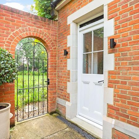 The Annexe - Beautiful Apartment With Garden Close To Heathrow And Windsor Staines-upon-Thames Zewnętrze zdjęcie