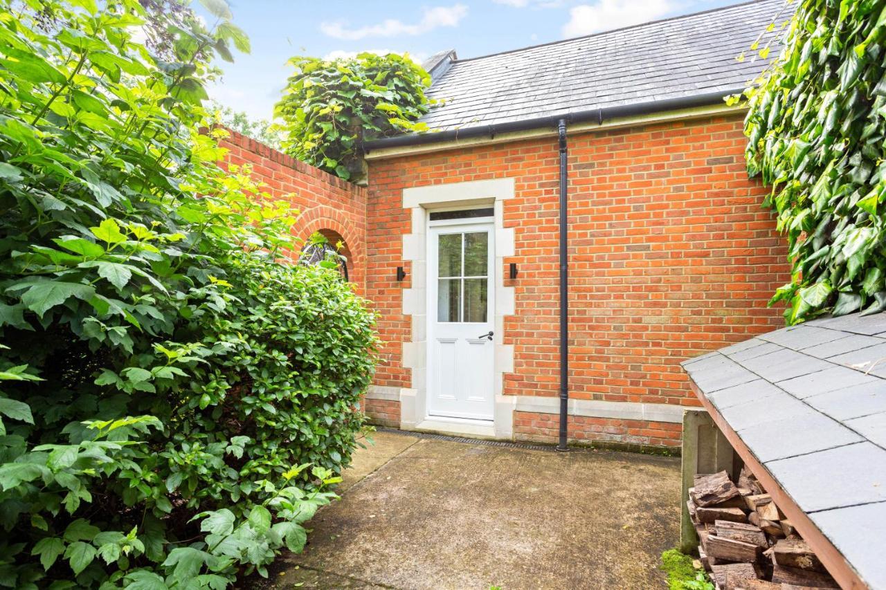The Annexe - Beautiful Apartment With Garden Close To Heathrow And Windsor Staines-upon-Thames Zewnętrze zdjęcie